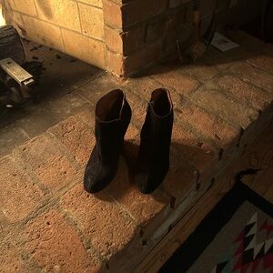 Black Ankle Boots with Smooth Texture and Minimalist Design